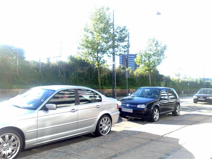 BMW E46 320i - Dejlig morgen billed ved siden af brormands Golf 4  billede 8