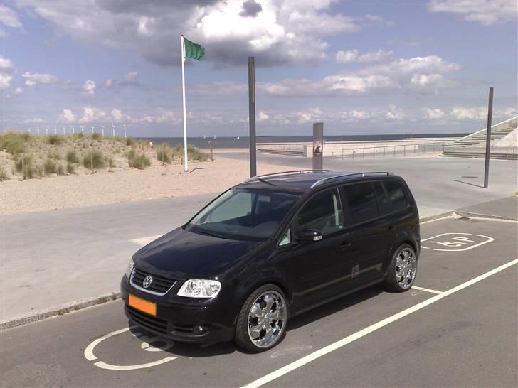 VW Touran 2,0 DSG Highline ** SOLGT ** - Så blev det lidt bedre vejr og bilen fik 20" hjul på..  :-) billede 2
