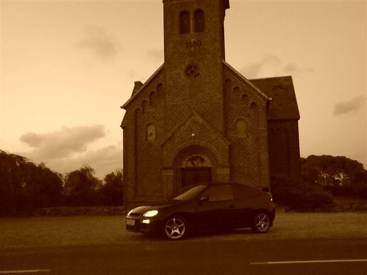 Mazda 323c  Totalskadet billede 8