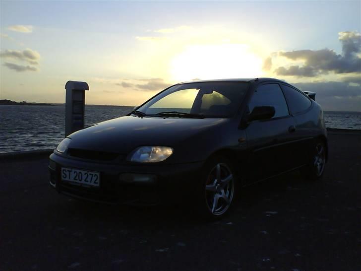Mazda 323c  Totalskadet billede 9