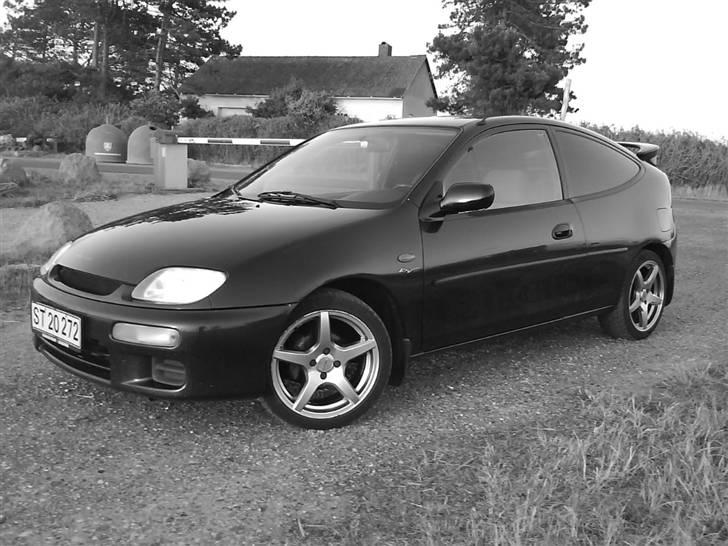 Mazda 323c  Totalskadet billede 10