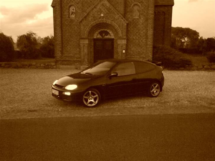 Mazda 323c  Totalskadet billede 11