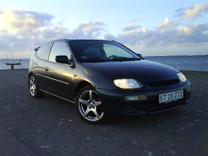 Mazda 323c  Totalskadet billede 12