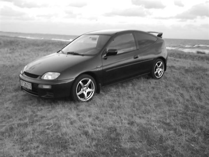 Mazda 323c  Totalskadet billede 13