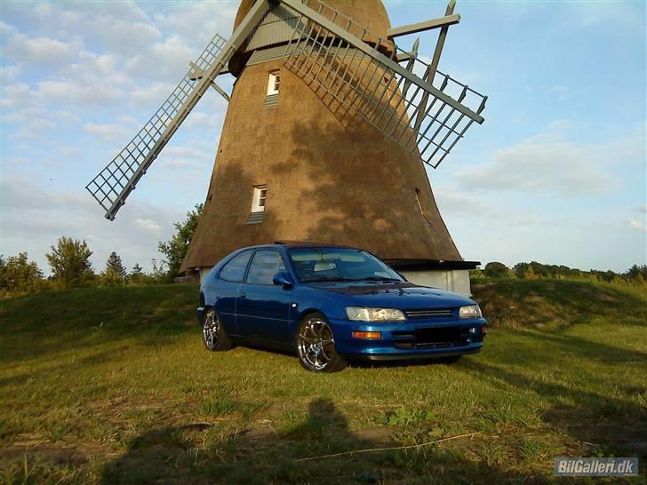 Toyota Corolla SOLGT - igen foran oksholm mølle som jeg har været med til at bygge op igen efter den blev brændt ned.. billede 19