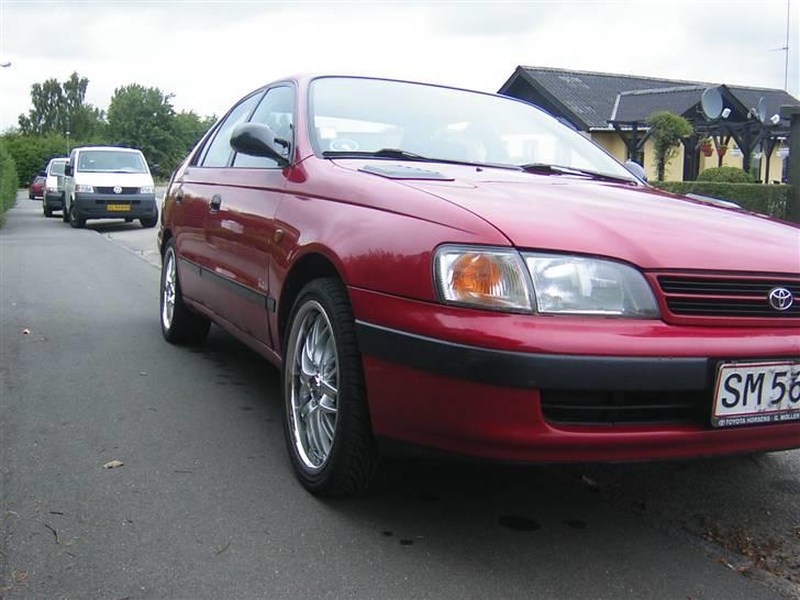 Toyota Carina E *Total skadet* - Siddende taget billede af fronten billede 11