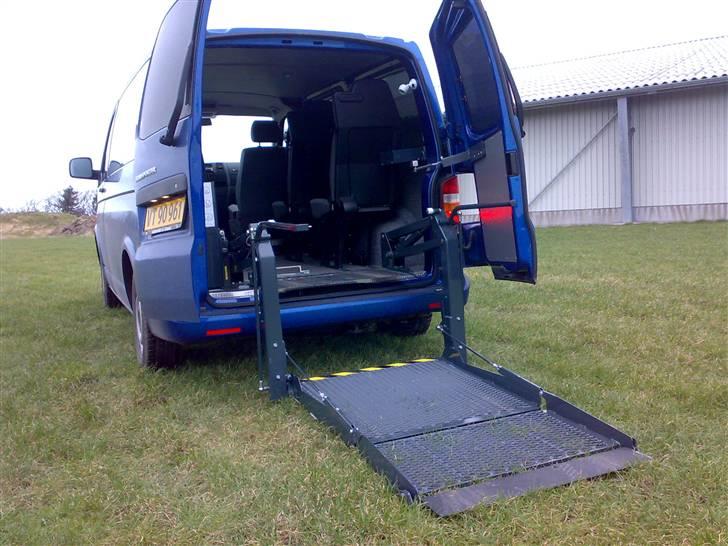 VW Transporter T5 - Lift med Fjernbetjener så jeg skal bare trykke på en knap for at åbne dørene og liften kommer ud billede 16