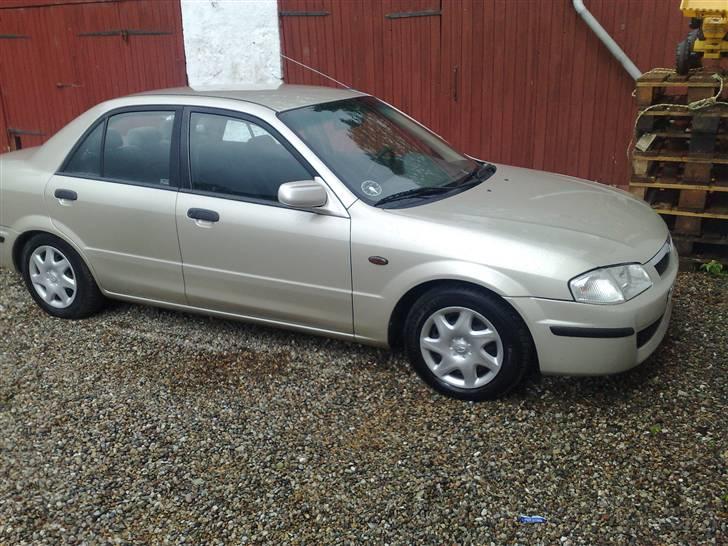 Mazda 323 sedan - Fin lille bil billede 1