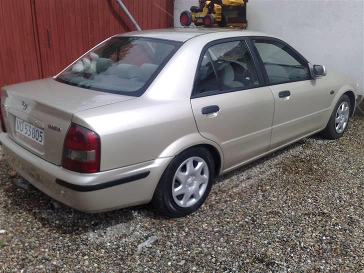 Mazda 323 sedan - lidt bagfra billede 2