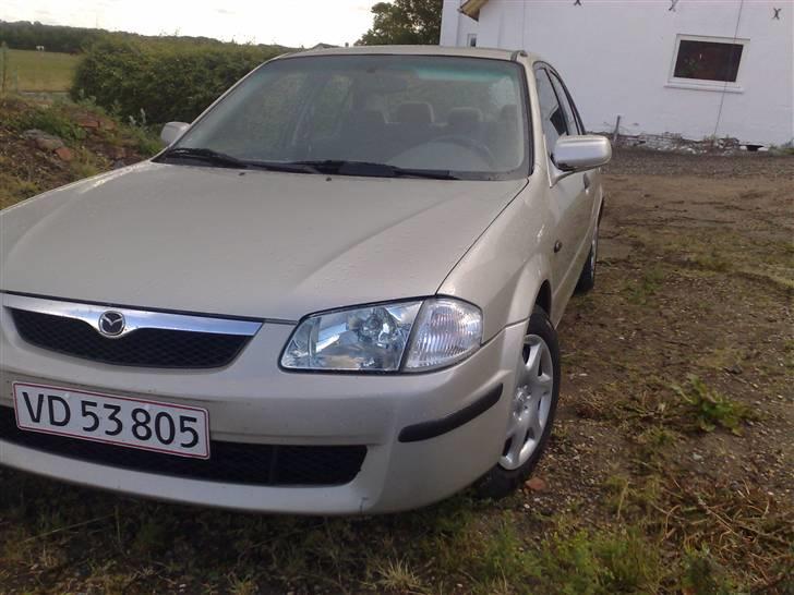 Mazda 323 sedan billede 4