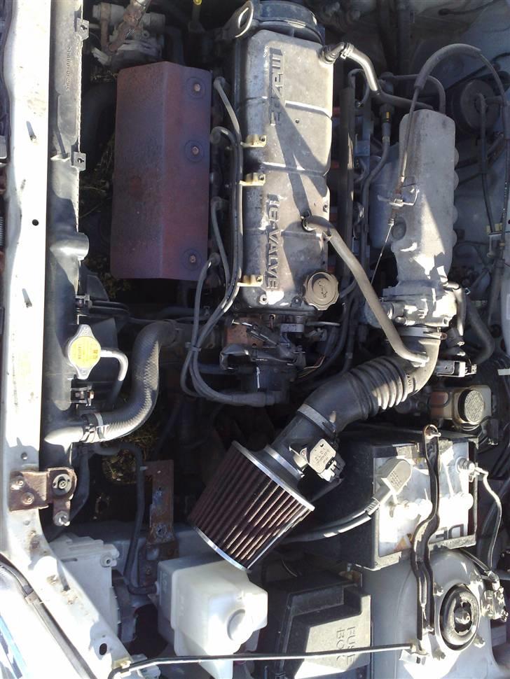 Mazda 323 sedan - den voldsome krærv billede 5