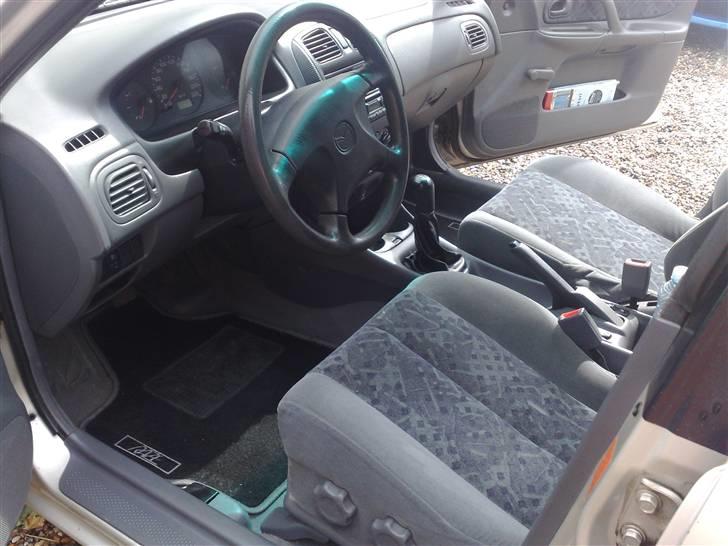 Mazda 323 sedan - den fine kabine billede 7