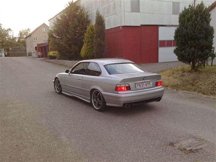 BMW E36 Coupe SOLGT - Bedre med M3 bagkofanger, end det andet brian-gejl =D  billede 12