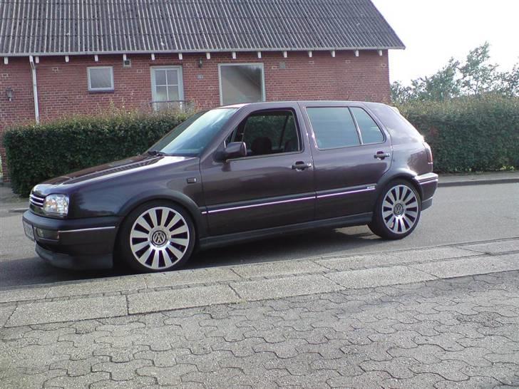 VW Golf 3 VR6 SOLGT - de "nye" fælg måtte sku smide 1300kr for dem, satme dyrt da, også er der kun næsten nye dæk på. billede 19