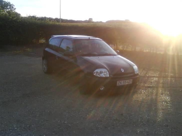 Renault clio 2 (solgt) - en smuk sommer aften med en pæn bil i bagrunden billede 15