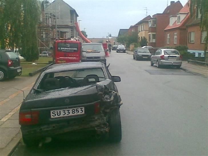Opel Vectra A (Defektra) R.I.P - Den røde firma bil i baggrunden er den som er kørt op bag i min og skubbet den ind i transporteren + videre tværs over vejen og ind i den sølv farvet kia... billede 8