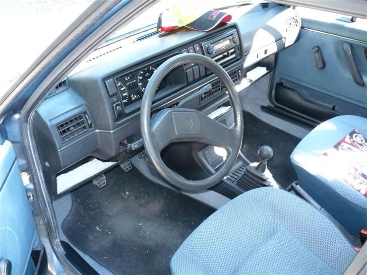 VW Golf II "Apollon" *Solgt* - Cockpittet. Man skal lige vende sig til den manglende servo billede 11