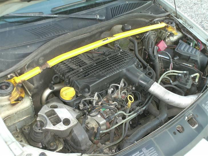 Renault Clio 1,5 dCi - Motorrum, intet vildt. En tårnstiver og ellers bare en velkørende motor billede 7