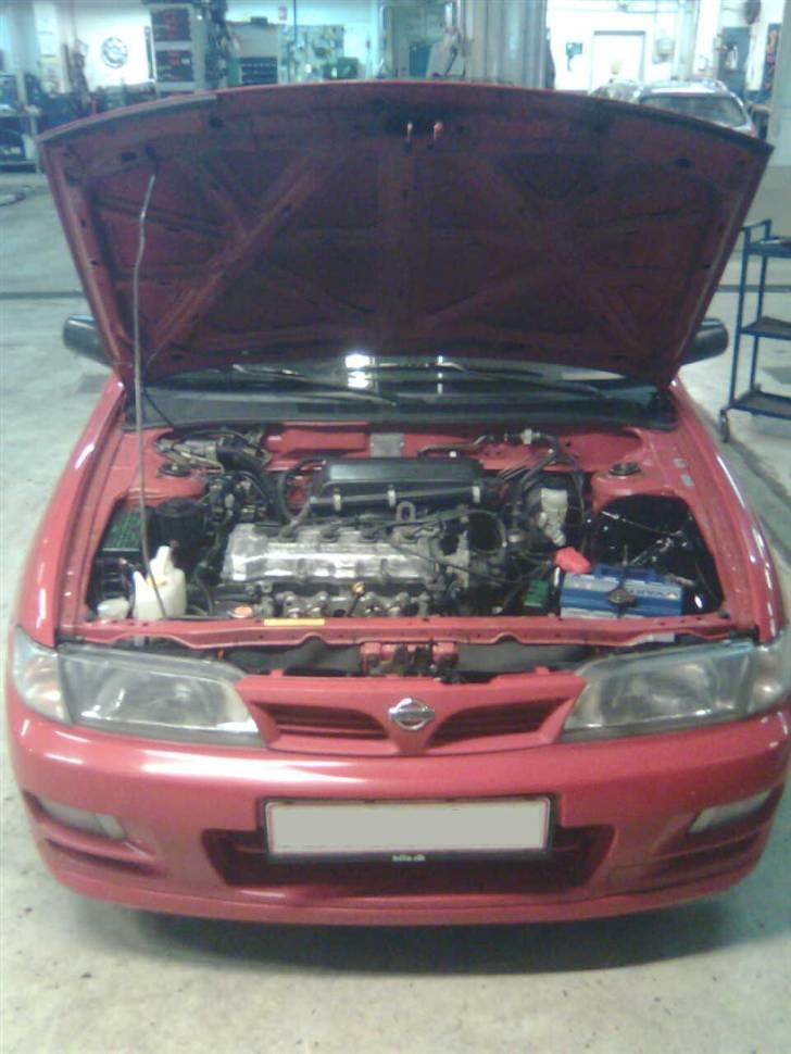 Nissan Almera 1,6 SR - (Solgt) - Motorrummet standart billede 10