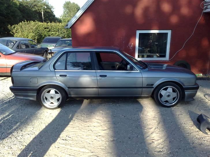 BMW e30 320i  (solgt) billede 4