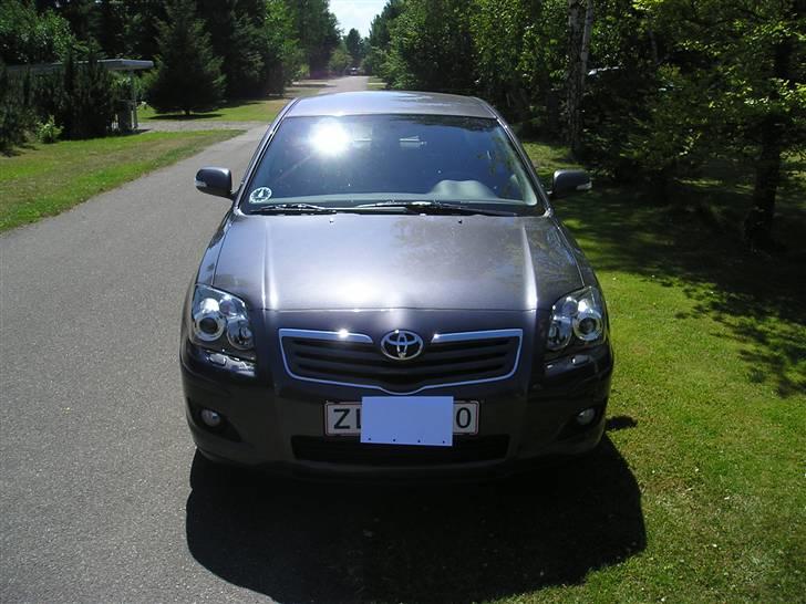 Toyota Avensis sol+ - Den ser godt ud i solen. billede 3