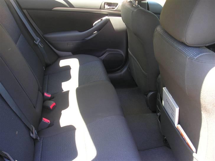 Toyota Avensis sol+ - God benplads til bagsæde passagerende billede 9