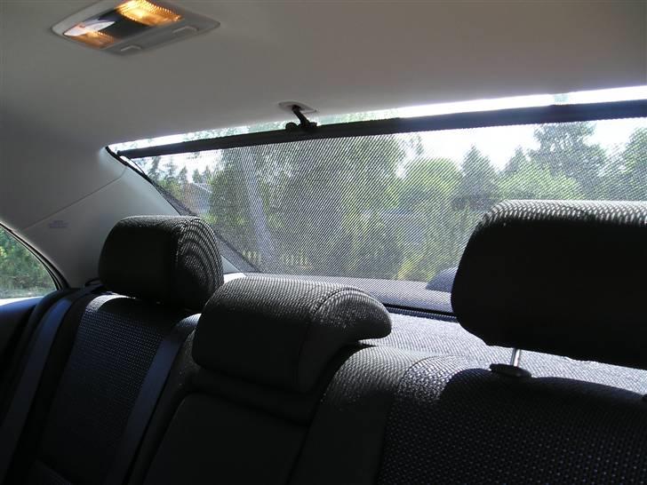 Toyota Avensis sol+ - Rulle gardin i bagruden, for ungernes skyld. billede 11