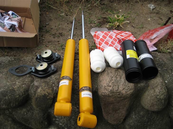 BMW E36 325-328I. ¥ solgt ¥ - Lidt nye dele til de bagerste støddæmpere :) billede 19