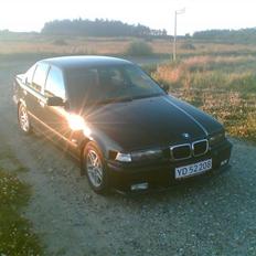 BMW 316i - TOTAL SKADET -