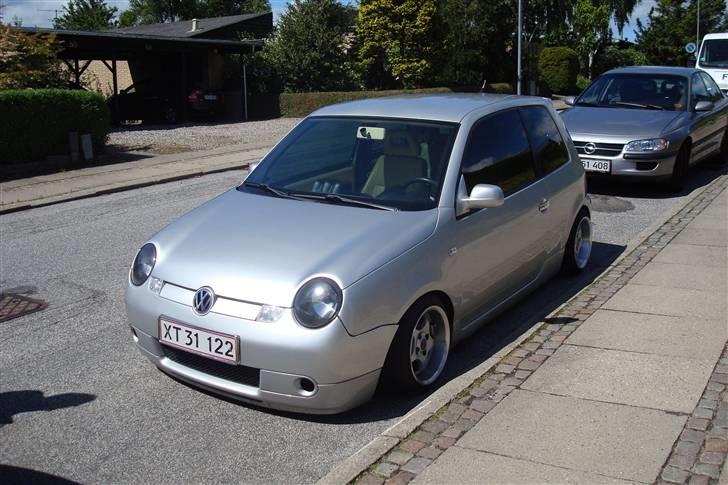 VW Lupo - Solgt - Med den gammel bil i baggrunden. billede 3