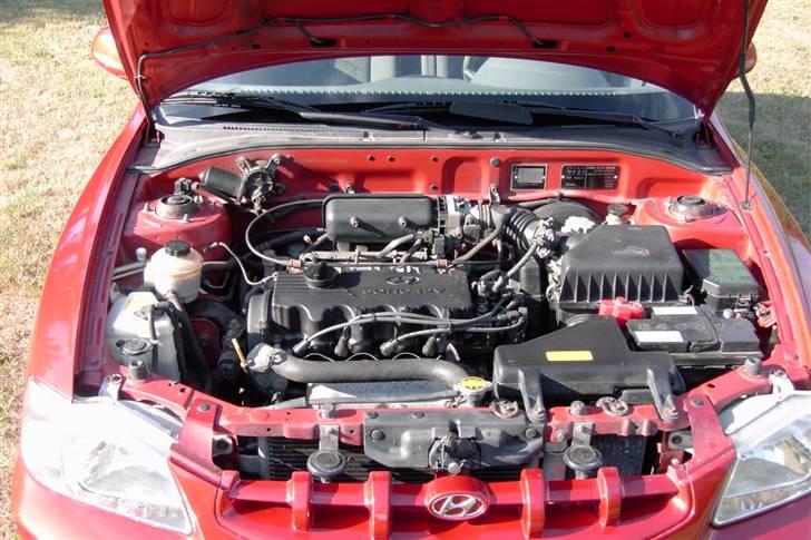 Hyundai Accent 1,5 GLS (SOLGT) - Et lidt pænere billede af motoren i fuld solskin billede 9