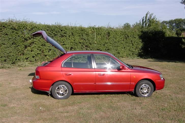 Hyundai Accent 1,5 GLS (SOLGT) - Shiny car....more or less billede 15