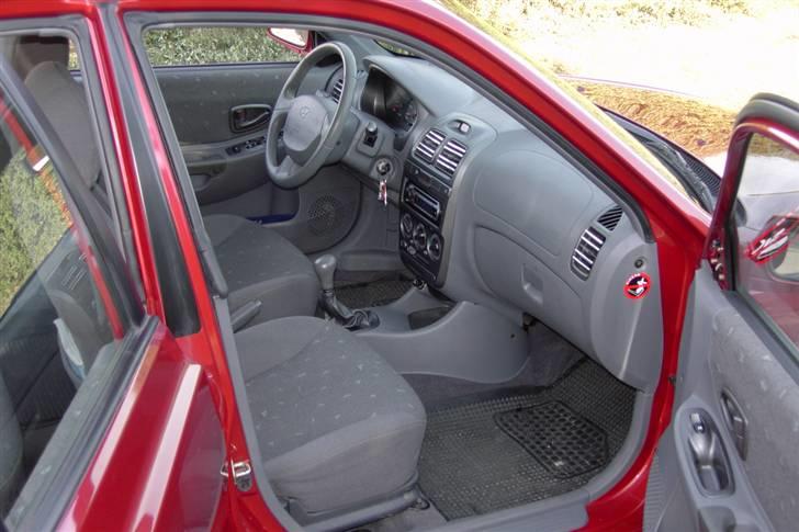 Hyundai Accent 1,5 GLS (SOLGT) - Lidt kedelig kabine med sæderne er ret så robuste mht snavs billede 17