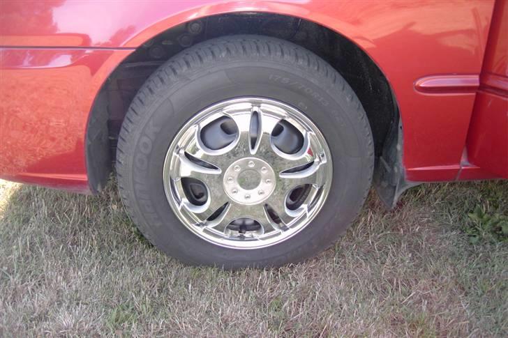 Hyundai Accent 1,5 GLS (SOLGT) - De små org stålfælger m forkormede hjulkapsler.....Er på jagt efter et sæt alu til vognen billede 18