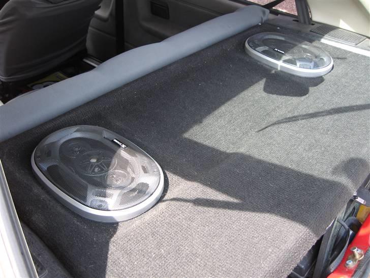 VW golf 2 SOLGT - fik også bygget højtalere i hattehulden synes selv det blev flot billede 12