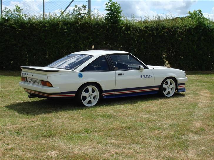 Opel Manta i200 - Den ta´r sig meget nydeligt ud, ik´?? billede 2