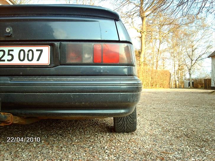 Ford sierra 2,0i gt --Byttet-- - har kan man godt se hvor slemt det er med forskærmen :/ billede 2