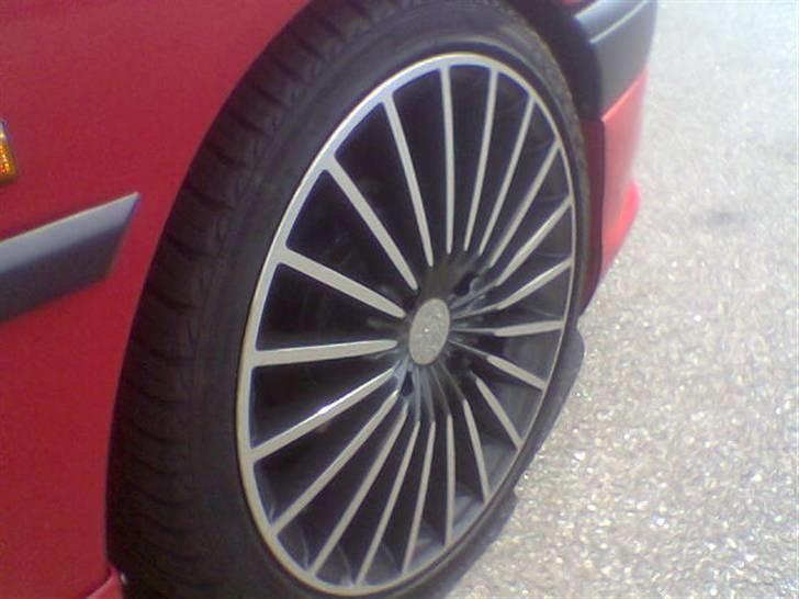 Peugeot 306  DØD Solgt i dele  - de nye fælge kommer nye billeder af helle bilen med dem på ;) billede 16