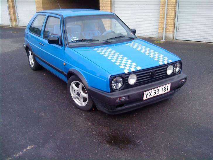 VW Golf 2 * SOLGT * - Nyt. har brugt nogle specielle servietter til listerne så de er pæne sorte igen. billede 1