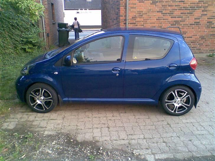 Toyota Aygo Plus - De nye fælge på bilen.. De er da meget fede.. :) billede 11