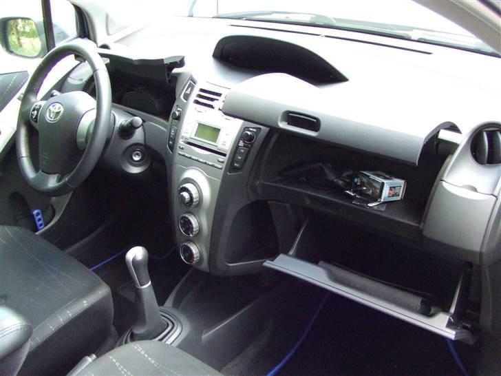 Toyota Yaris 1,4 D4D SOLGT - Mange handskerum... billede 12