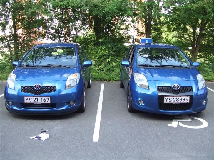 Toyota Yaris 1,4 D4D SOLGT - Yaris-Bros... Her kan man tydeligt se forskellen på en std. og en T-sport kofanger billede 15