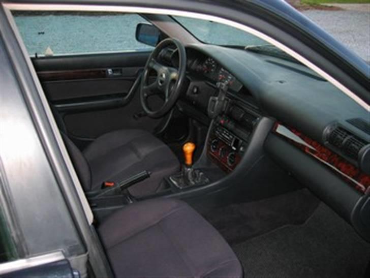 Audi 100 Limo. 2,6V6 (c4) - Før mobilholder blev fjernet, og midter konsol ændret med ny radio. billede 3