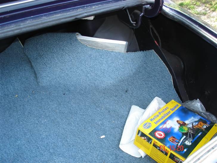 Opel Manta A - bagagerum med ilagt "gulv-tæppe". Ingen rust eller fugt under tæppet billede 11
