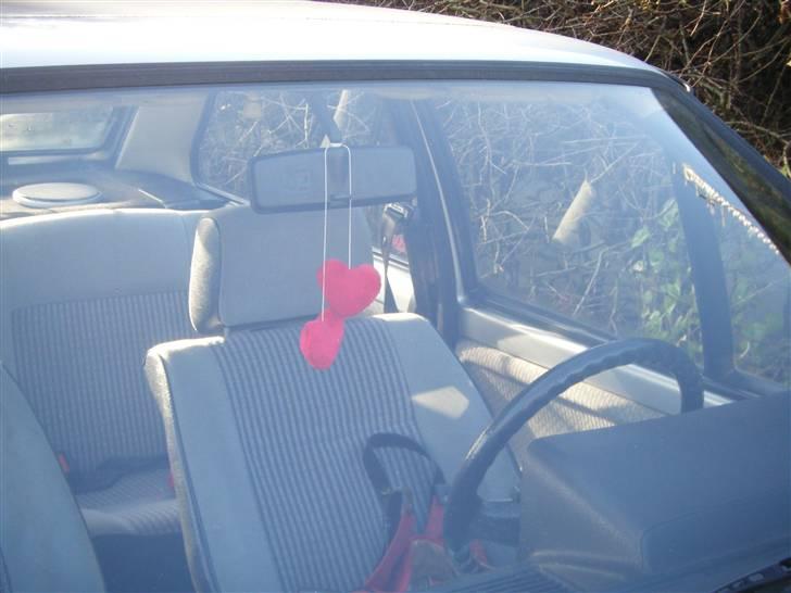 VW Polo Coupé *Sussi* - Mine hjerter i forruden, som trofast har fulgt mig i 4-5 år nu :) billede 4