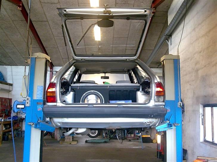 VW Polo Coupé *Sussi* - Sussi på liften, for at få skiftet støddæmper billede 9