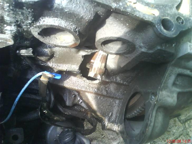 Toyota Corolla GT AE86 *solgt* - det er så det store hul i blokken hvor man kan se en plejlstang der er knækket og ud gennem siden billede 12