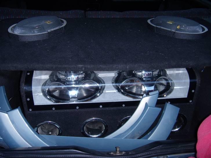 VW GOLF 3 - anlæg. bassen som ligger bagi. billede 9