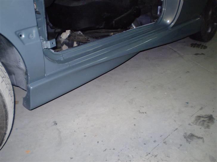 VW GOLF 3 - de nye skørtsæt på siderne er blevet sparlet ud , malet og monteret. billede 16