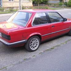 BMW E30 320i